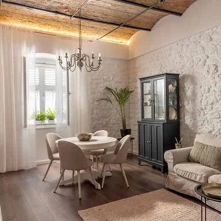Losinj Old Town Heritage Apartment *